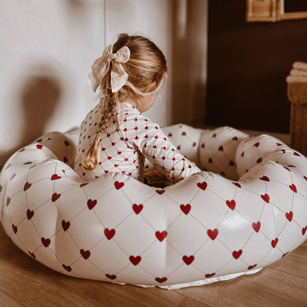 Copil purtând costumul de baie Ariella Lovely Roots cu mâneci lungi
