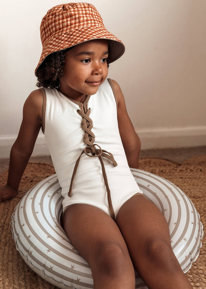 Copil relaxându-se în costumul de baie Lily Vanilla