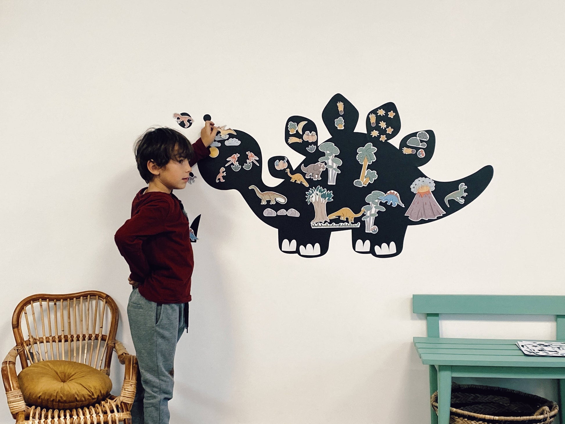 Joc magnetic pentru copii cu dinozauri integrat armonios în camera copilului.