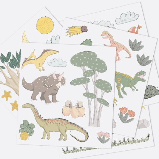 Piese magnetice cu dinozauri pentru copii, ideale pentru creare de scene și povești.