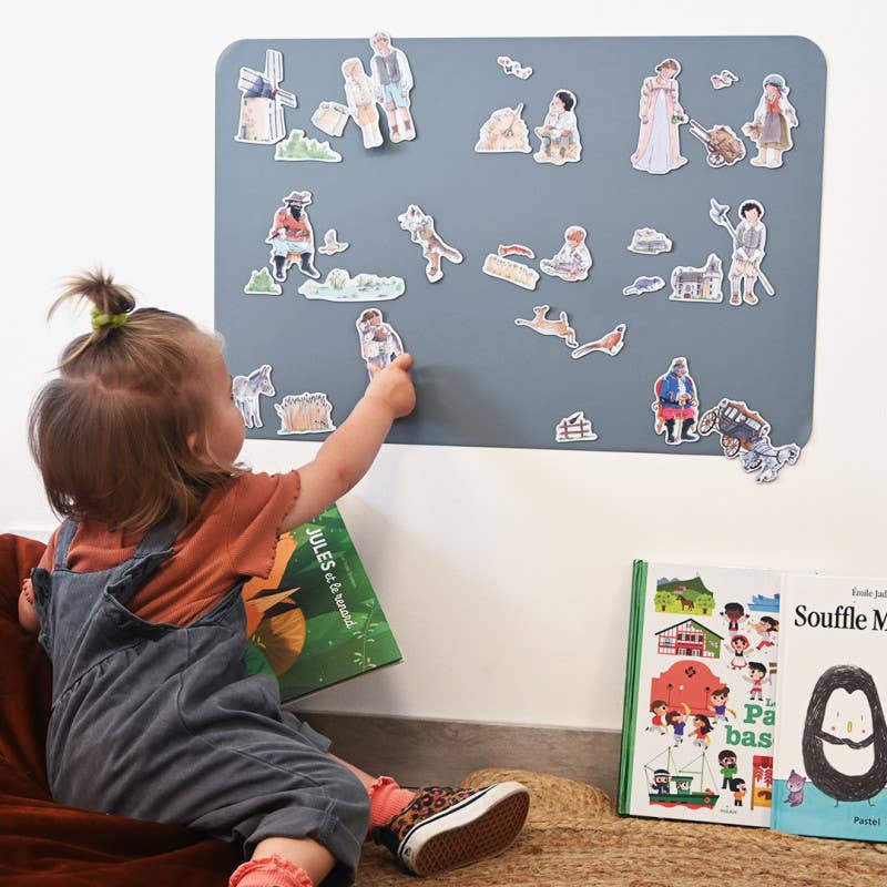 Copil care se joacă cu joc magnetic Motanul Încălțat pe tablă magnetică