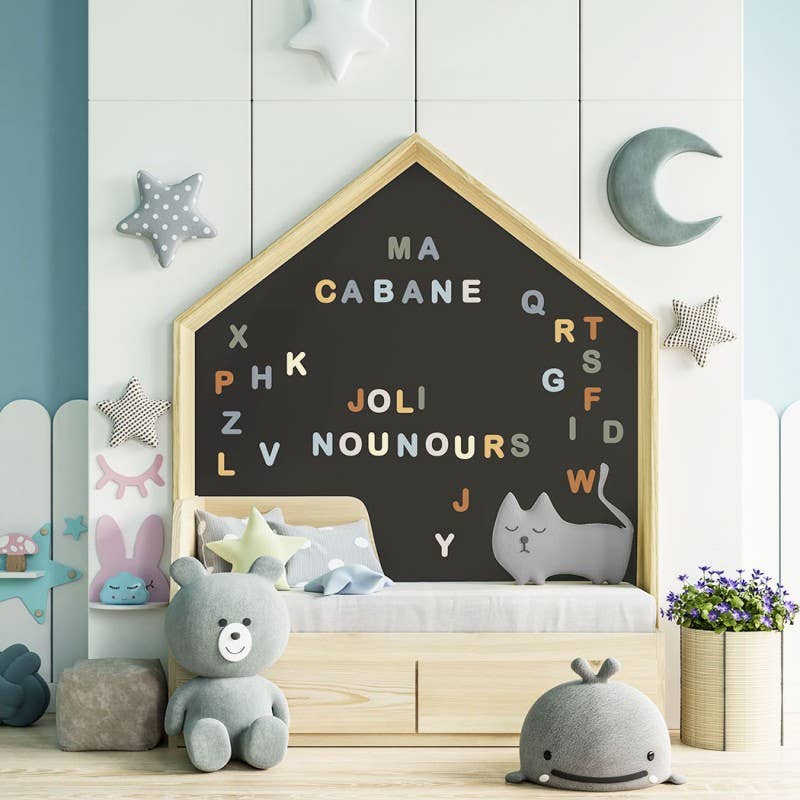 Litere magnetice decorative folosite în camera copilului