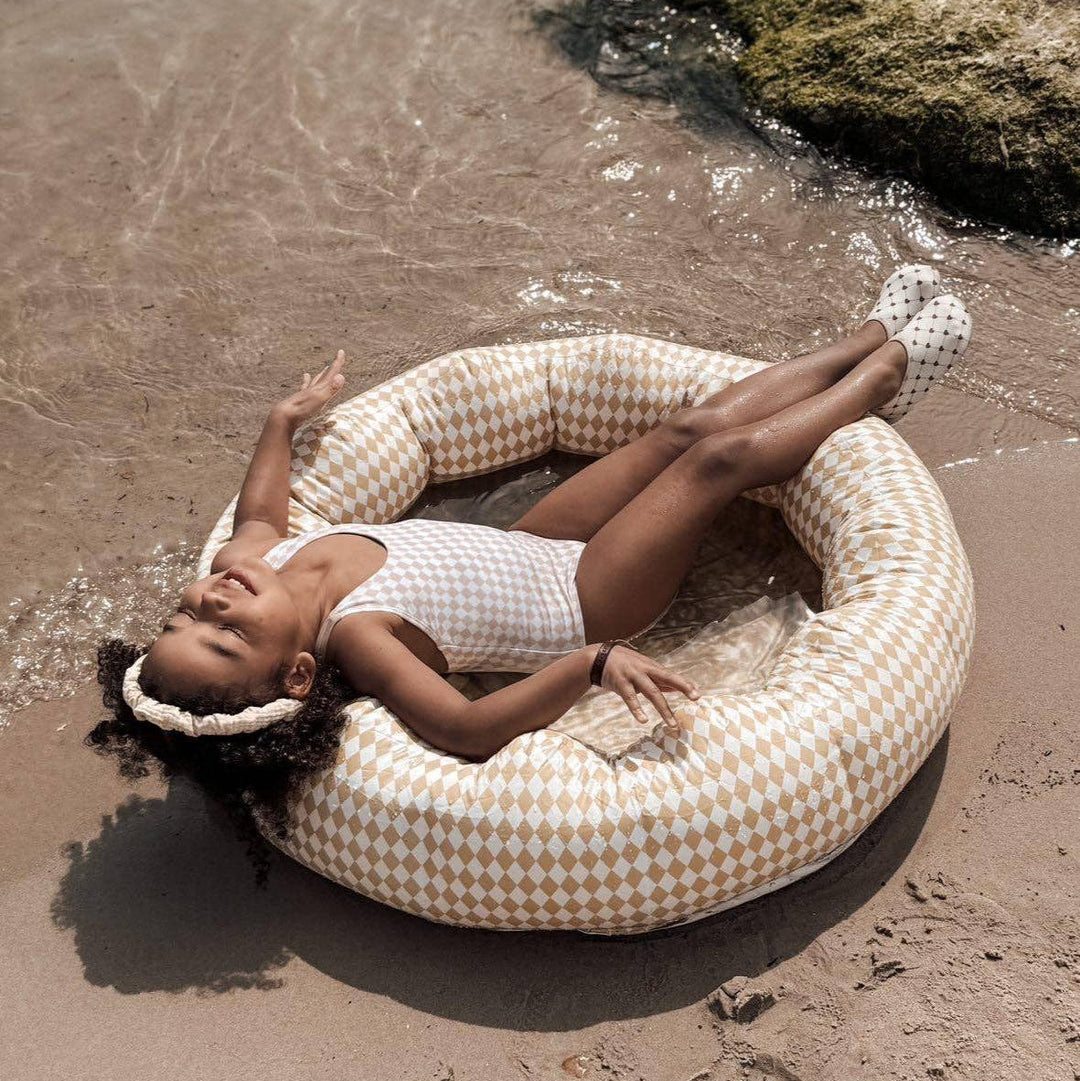 Copil jucându-se în piscina gonflabilă Speckled Diamond