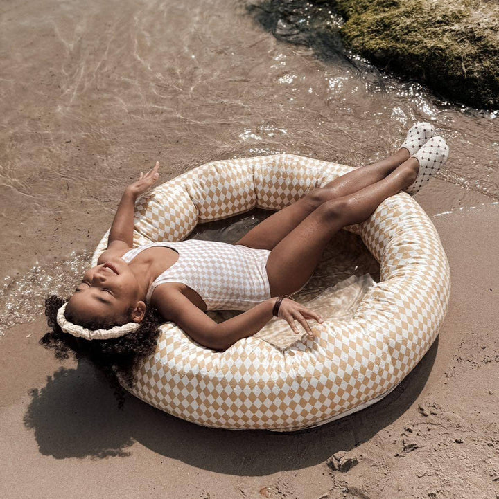 Copil jucându-se în piscina gonflabilă Speckled Diamond