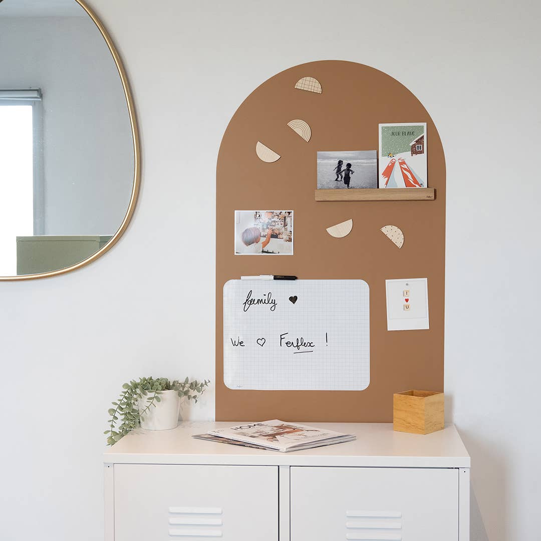 Tablă magnetică tip arc, culoare caramel, pentru camera copilului sau birou – NESTEVA