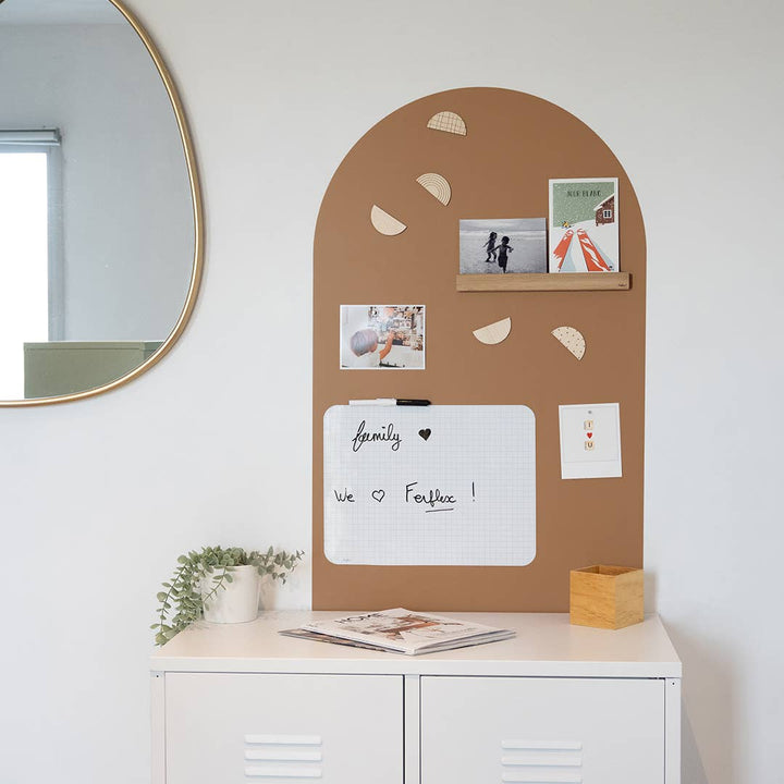 Tablă magnetică tip arc, culoare caramel, pentru camera copilului sau birou – NESTEVA