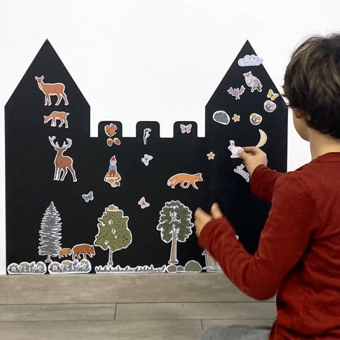 Tablă magnetică decorativă tip castel pentru joacă și organizare în camera copilului.