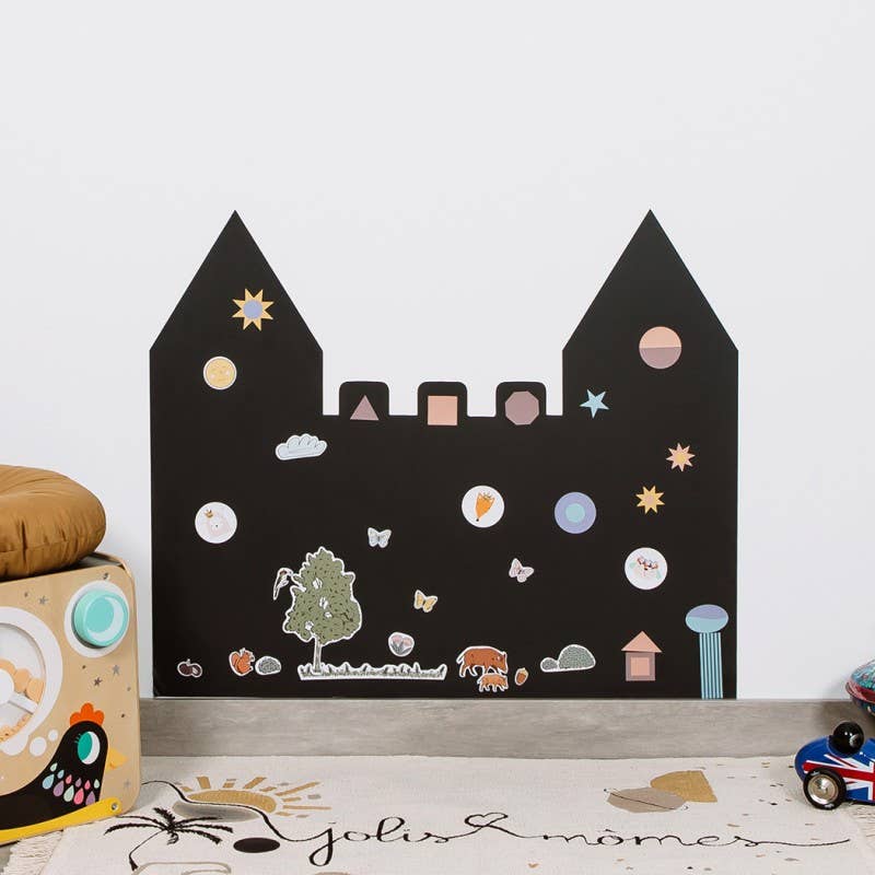 Tablă magnetică pentru copii în formă de castel, cu magneți decorativi, ideală pentru joacă și activități creative.